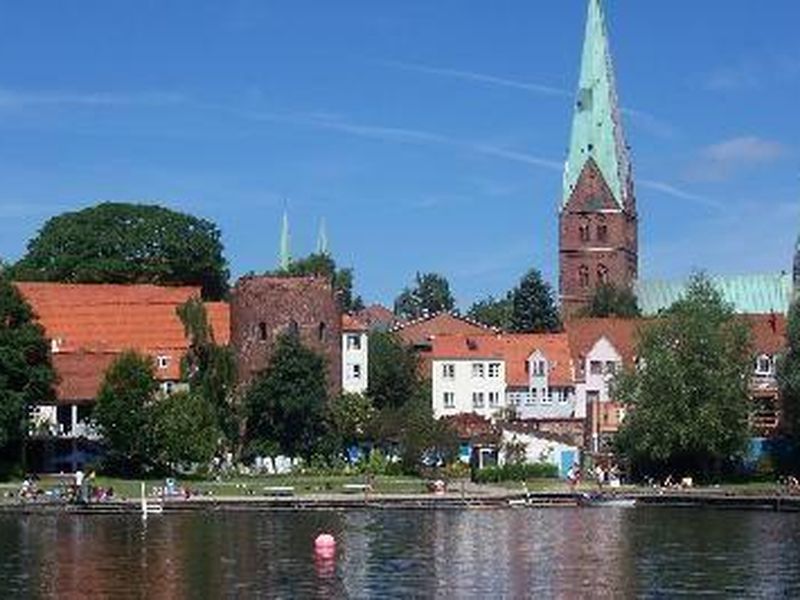 Blick auf das Haus über den Krähenteich