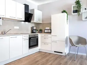 Offene Küche mit Backofen und Geschirrspüler Offene Küche mit Backofen und Geschirrspüler