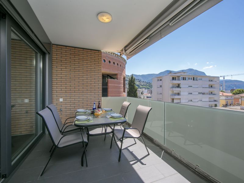 Geräumiges Balcon mit Esstisch für 4 und Bergblick