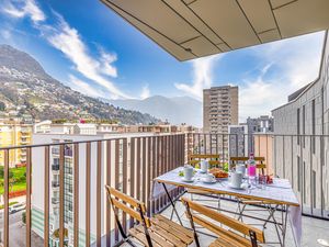 Überdachte Terrasse mit Tisch und Stühlen