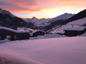 Sicht auf Tal und Piz Terri im Abendlicht