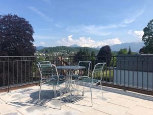 Gemeinsam genutzte Dachterrasse mit Blick in die Alpen