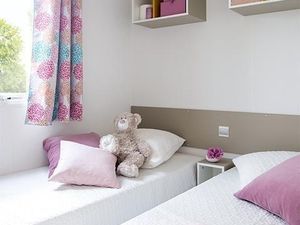 Schlafzimmer mit zwei Einzelbetten