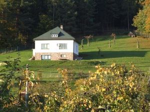 Blick aus dem Garten der Nachbarn auf das Haus