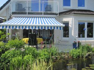 Ferienwohnung in 1. Etage mit  Balkon und Sicht über den weitläufigen ebenfalls benutzbaren Ziergarten mit Gartenmöbeln 