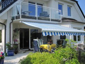 Sicht aus der oberen Ferienwohnung mit Balkon auf den wunderschön angelegten Ziergarten mit Sitzgruppen.