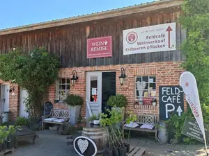 Unser Hofladen mit Wein und kleinen Geschenken Unser Hofladen mit Wein und kleinen Geschenken