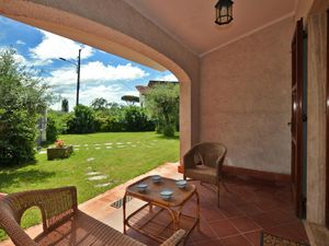 Die Loggia vor dem Haus, neben dem Wohnzimmer