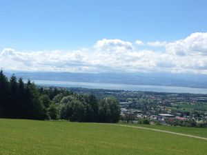 Ort allgemein. Blick auf Markdorf und den Bodensee