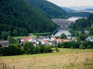 Das Dorf mit Talsperre