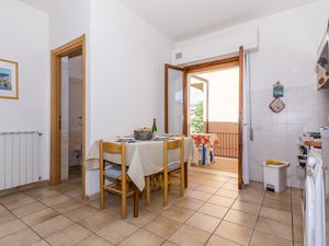 Essbereich und Zugang zum privaten Balkon