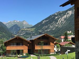 Außenansicht des Gebäudes. Blick über die AlpinLoge in die Hohen Tauern