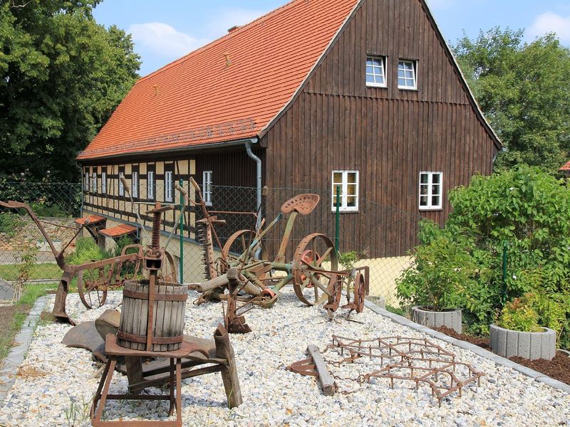 Außenansicht des Gebäudes. Blick zum Haus mit Freiluftmuseum