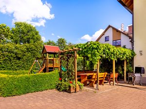 Garten mit Spielplatz