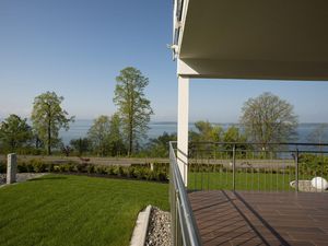 Geräumiger Balkon mit Blick zum Bodensee