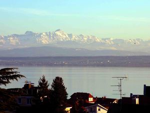 Ausblick aus dem Fenster. herrlicher See- und Alpenblick