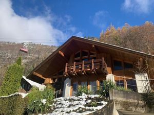 Das Ferienhaus befindet sich in 3 Minuten Fussdistanz von der Talstation der Gondelbahn ins Skigebiet