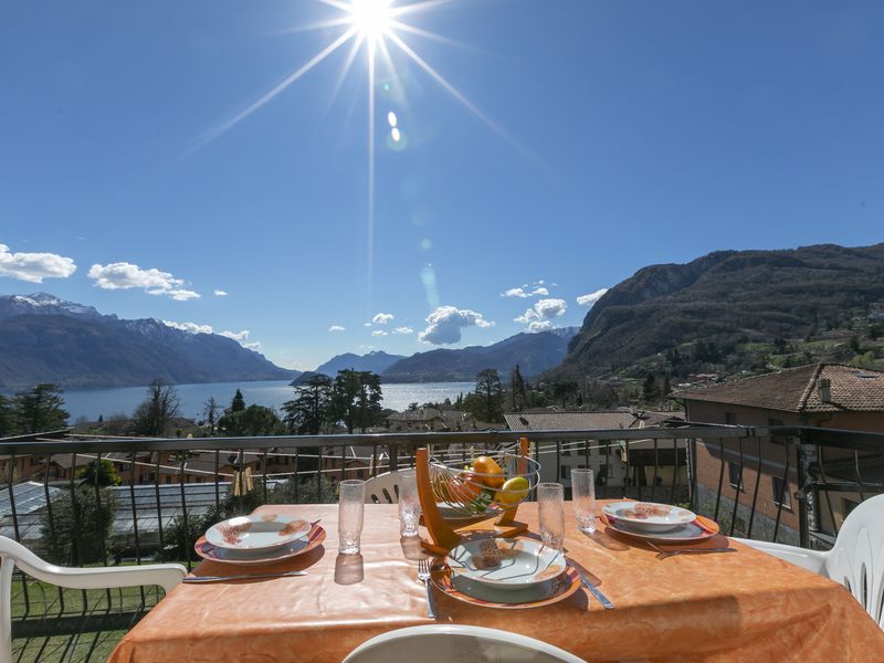 Essen im Freien auf der Terrasse mit herrlichem Blick auf den See