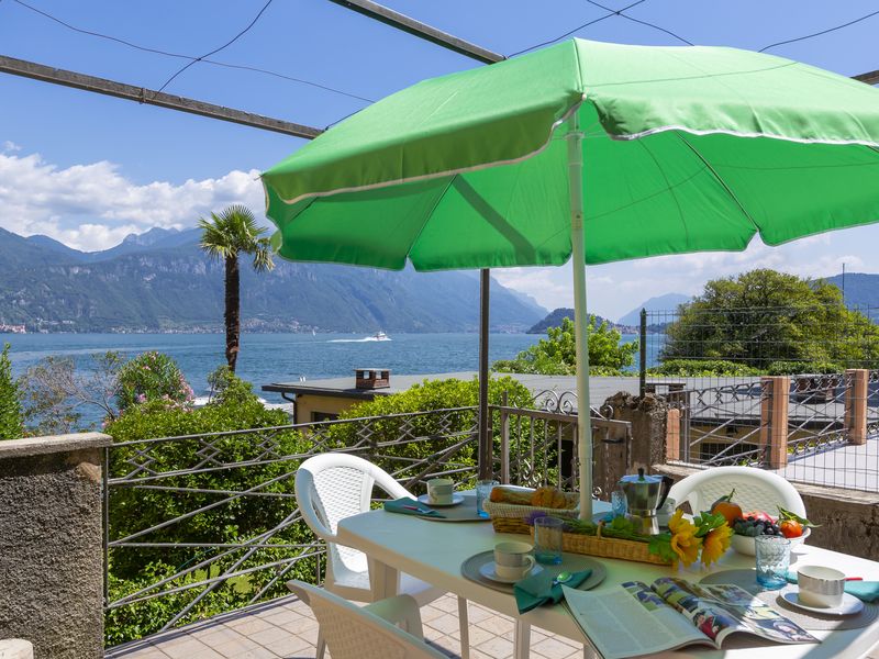 Essen im Freien auf der Terrasse mit herrlichem Blick auf den See