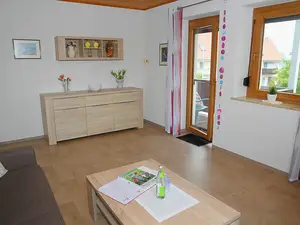 Wohnzimmer mit Zugang zur Terrasse