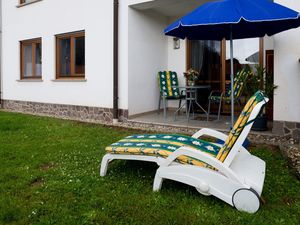 Terrasse mit Gartenmöbeln