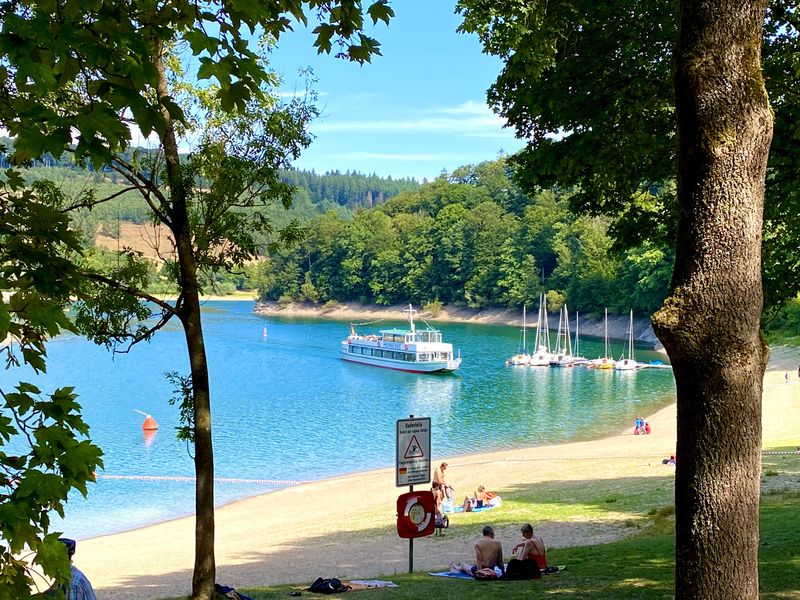 Ferienhaus Henneseeblick - Hennesee Badebucht und Schiffsanleger