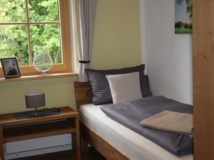 Schlafzimmer Galeriewohnung Wiesengrund mit Blick in den Garten