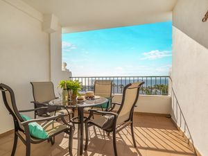 Schöne Terrasse mit Blick auf einen Pool und das Meer