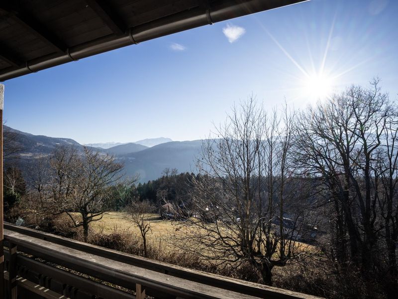 Blick in den Garten mit See und Berge