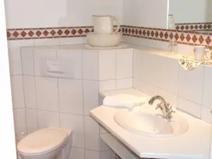 Bad mit Fenster, Dusche und WC