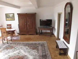 Aufenthaltsraum mit TV und Südbalkon