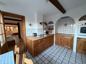 Dat Backhuus Küche mit Terrasse und Blick zu den Pferden