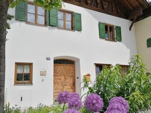 Blumenzauber mit Blick auf den versteckten Balkon