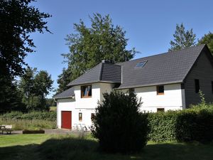 Außenansicht des Gebäudes. Aus dem grossen, sonnigen Garten