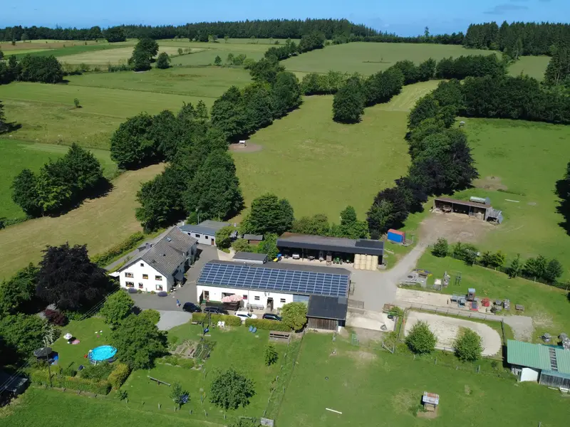 Luftbild des Hofes aus 06.2025