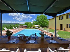 Die Eigenschaft und ausgestattet Pergola für das Abendessen in der Nähe des Pools