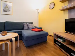 Wohnbereich mit gemütlichem Sofa und TV