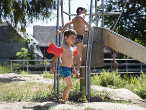 Rutsche für Kinder beim Naturbadeteich