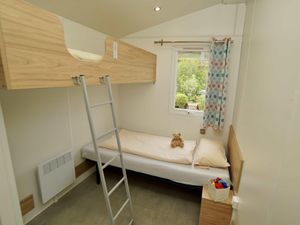 Kinderzimmer mit Einzellbett und Hochbett