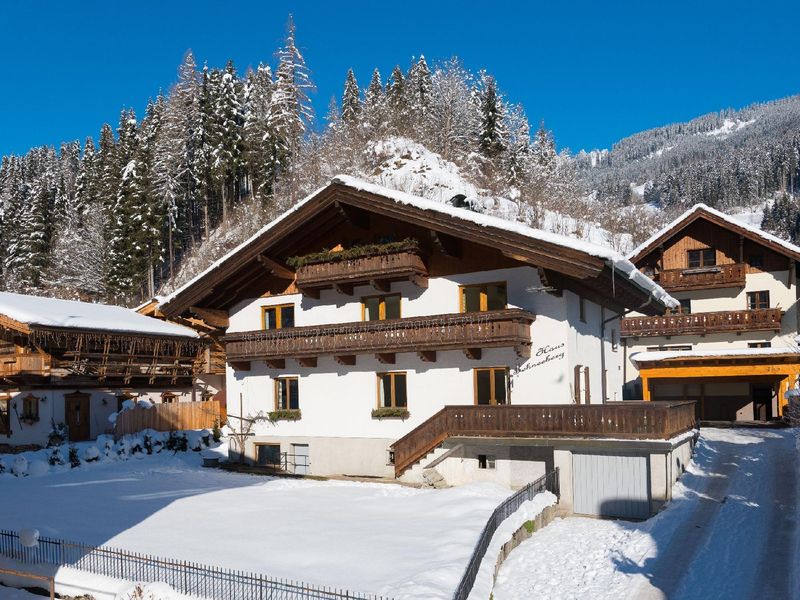 Außenansicht des Gebäudes. Haus in Winter