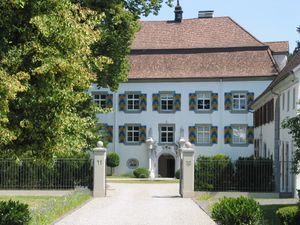 Wir liegen direkt am Schloss