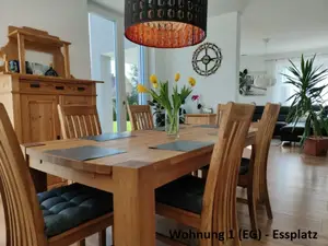 Essplatz mit Blick ins Wohnzimmer Essplatz mit Blick ins Wohnzimmer