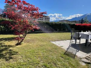 privatem Gartensitzplatz, Blick auf die Berge