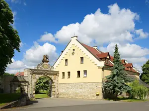 Hotelgebäude mit Tor Hotelgebäude mit Tor