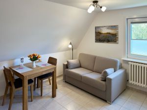 Wohnzimmer mit offener Küche in der Ferienwohnung Üüs Aran 1 in Süddorf auf Amrum