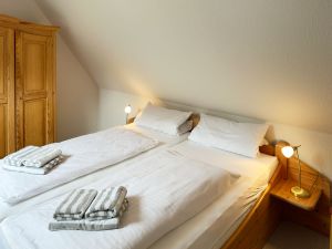 Schlafzimmer in der Ferienwohnung Üüs Aran 6 in Süddorf auf Amrum