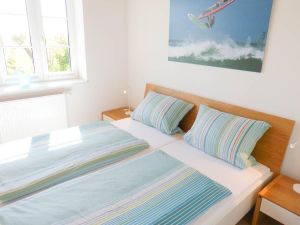 Doppelbettschlafzimmer in der Ferienwohnung At Nuurdlacht in Nebel auf Amrum