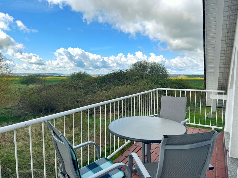 mit Blick über die Landschaft auf den entfernten Bodden