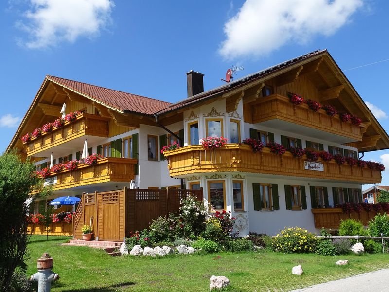 Sommer Aussenansicht Gästehaus Annabell in Nesselw