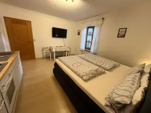 Doppenzimmer mit Boxspringbett, Küche und Esstisch Doppenzimmer mit Boxspringbett, Küche und Esstisch